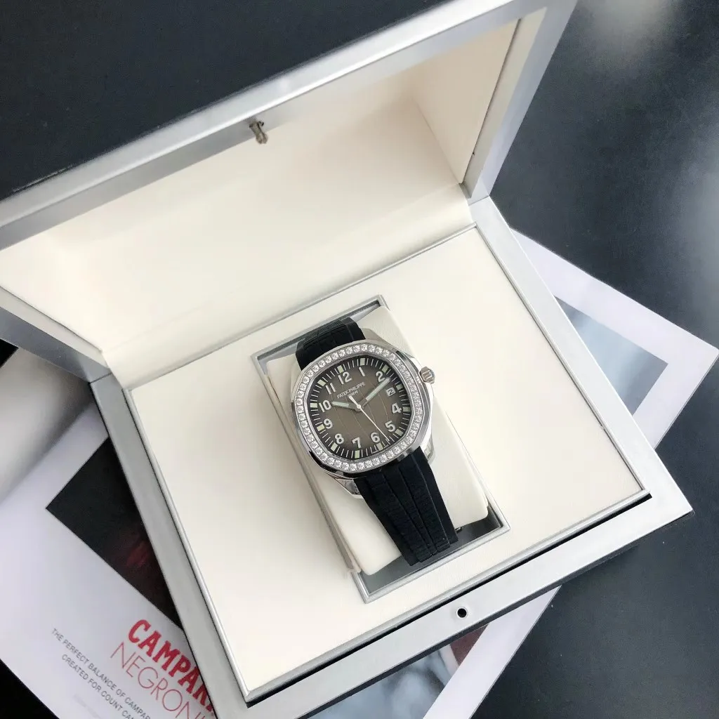 【High-end replica】💰1240! Patek Philippe's popular "Grenade" men's watch, new feedback is coming. Upgrade 1️⃣: Replace with super scratch-resistant sapphire glass mirror. Upgrade 2️⃣: Add original synchronized silicone bracelet with original buckle. Upgrade 3️⃣: Add new Swarovski crystal diamond ring. [Movement] Paired with imported fully automatic Citizen 8215 high-end movement, stable and cost-effective advantage, 0️⃣repair concerns, corrected original synchronized pendulum. [Case] The CNC process of the 316L stainless steel case restores the original shell shape and curvature one to one, and pursues the original 0️⃣ gap to the extreme. [Bracelet] Adopts an imported rubber strap, a customized ergonomic bracelet, and an original buckle. [Dial] Adhering to the exquisiteness of the big manufacturers, we strictly pursue the gap between the text lines, the thickness of the scale, and the luminous color, and strive to synchronize the 0️⃣ gap with the original.